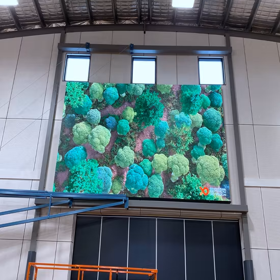 Videowall Ultra HD, display LED a passo fine per interni per studio televisivo, sala di controllo con parete di fondo